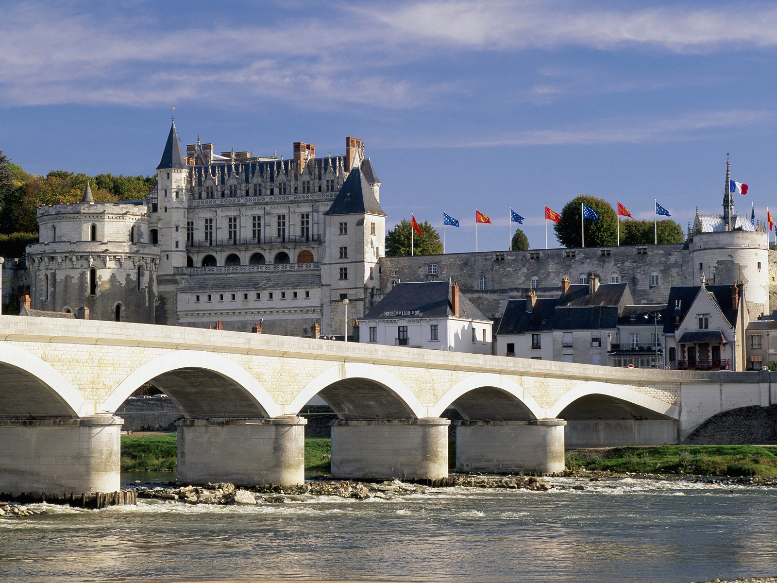 Chateau d'Amboise and Bridge Loire Valley 1600 x 1200