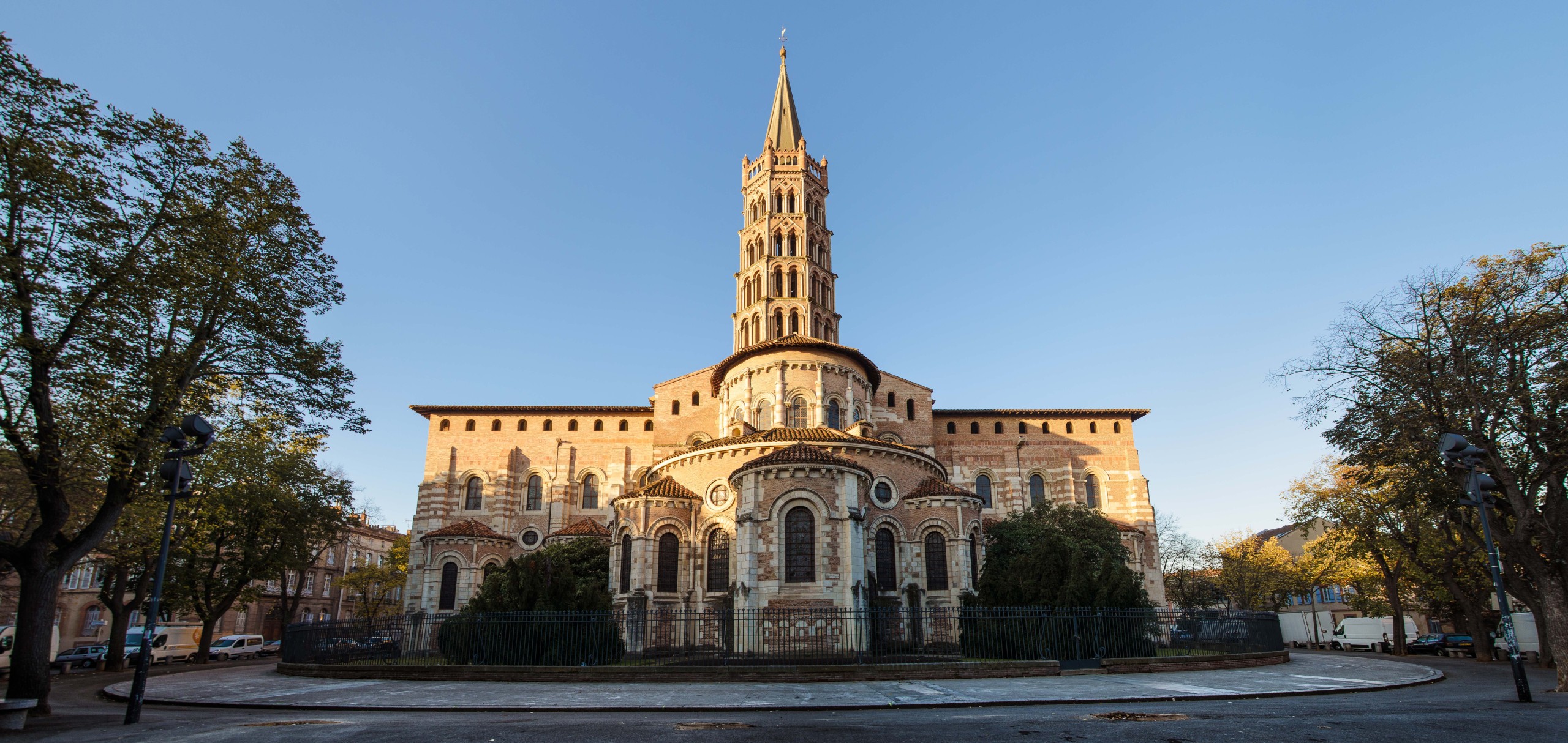 Basilique Saint Sernin de Toulouse au petit matin 2 2560x1214