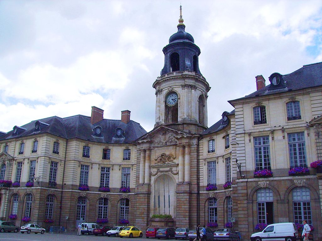 1024px-Hotel de ville Rennes