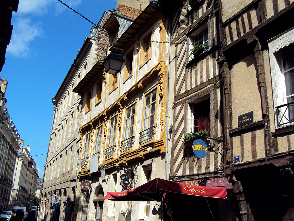 1024px-Rennes - La Rue St-Georges