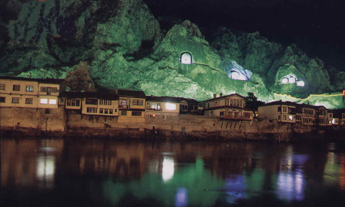 Amasya river night 1126 x 676