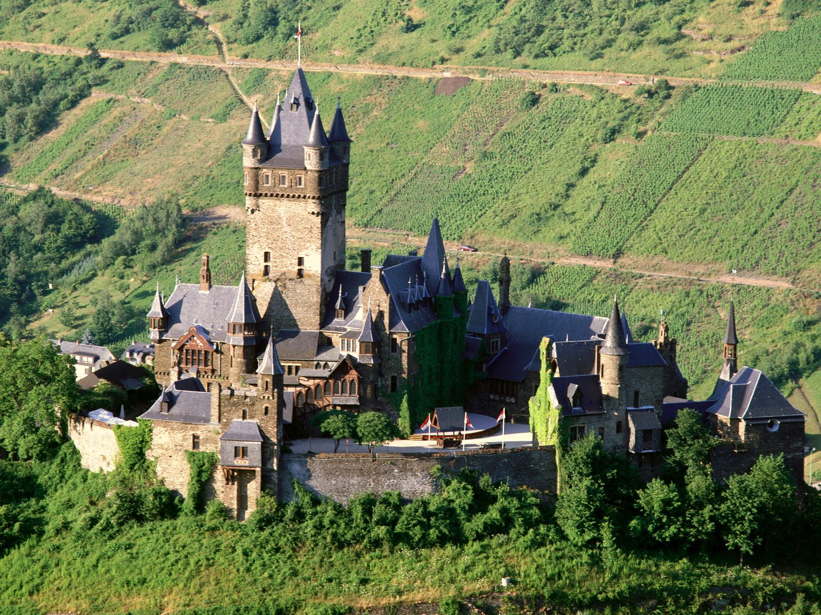 Reichsburg Castle Mosel Valley 1600 x 1200